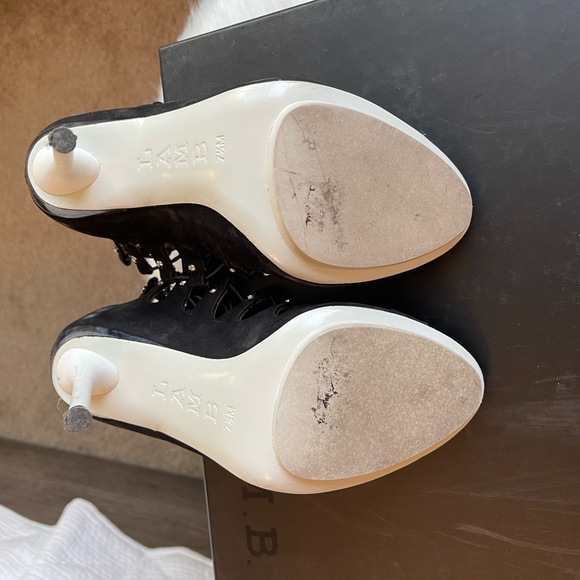 L.A.M.B. Falyn Lace Up Heel Booties Size 37.5 - Picture 5 of 6